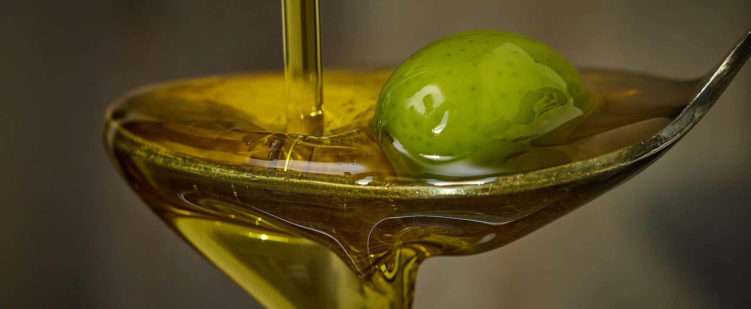 Doğal besinler ve antioksidanlar açısından zengin sızma zeytinyağı.